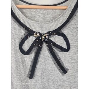 ANN TAYLOR LOFT, szXS, gray t-shirt with black lace beaded bow